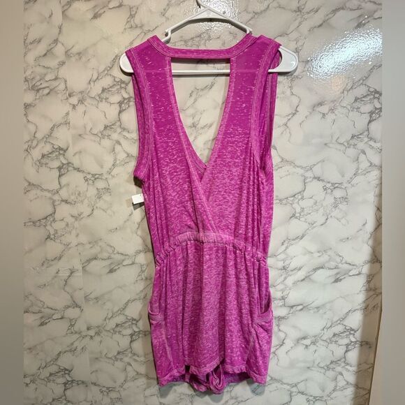 NEW Весса Beach Date Open Back Cover-Up Romper Vibrant Pink Sleeveless Romper M - Picture 6 of 8